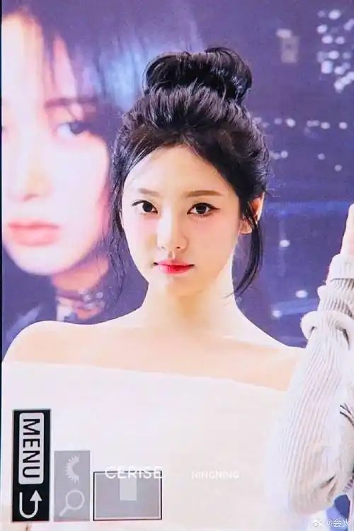 #宁艺卓白毛衣造型#