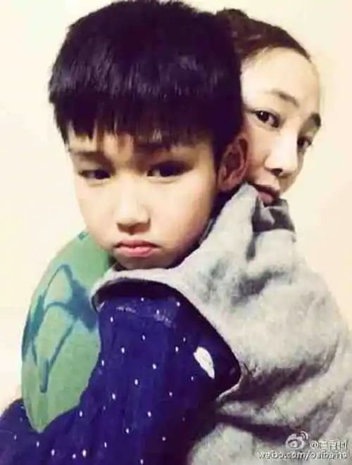 白百何罕见晒与陈羽凡之子元宝的合照 元宝看着非常像陈羽凡_对外