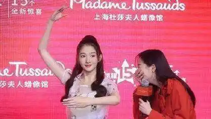 原创关晓彤蜡像揭幕看到蜡像本人竟捂嘴大笑不停给蜡像起名太有趣