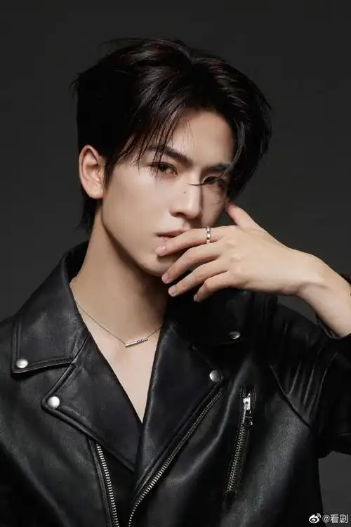 张凌赫最新写真大片96,黑皮衣造型酷飒有型,帅哥怼脸拍真的迷死我