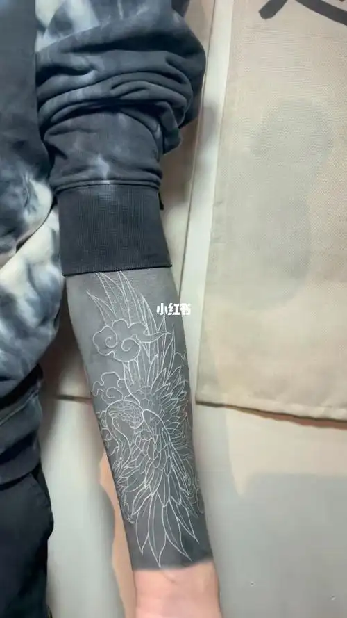 黑臂白色纹身