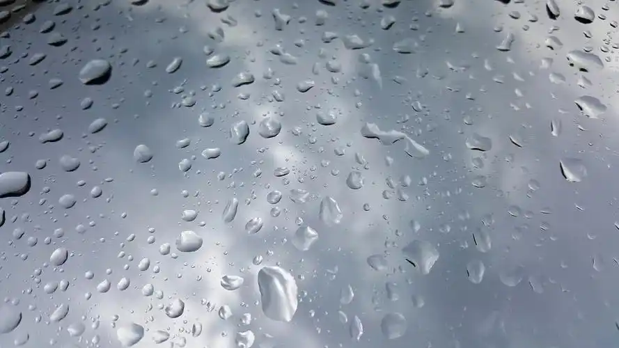 透明自然纹理玻璃上的水珠背景图片