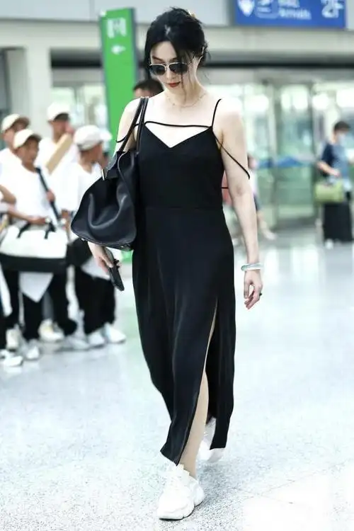 范冰冰看完秀回国穿吊带走机场被拍臂膀腰圆一股浓浓的大妈味