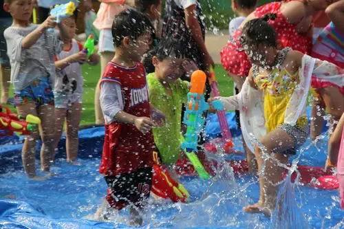 融辉理想幼儿园"忆童年——亲子戏水"