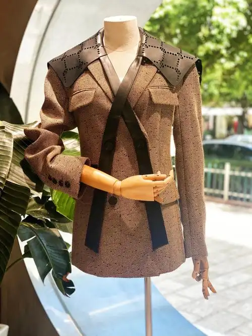 特别喜欢这个颜色 很高级耐看介于棕色和卡其色之间那种版型很好 上身