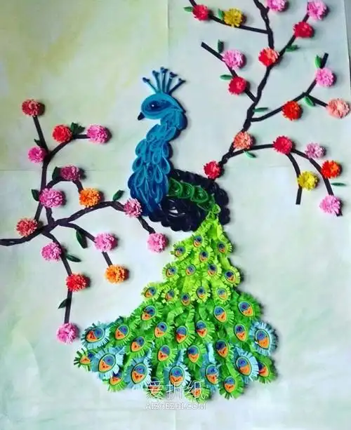 有一点复杂的衍纸画手工制作,需要分别完成孔雀和花朵部分,然后进行