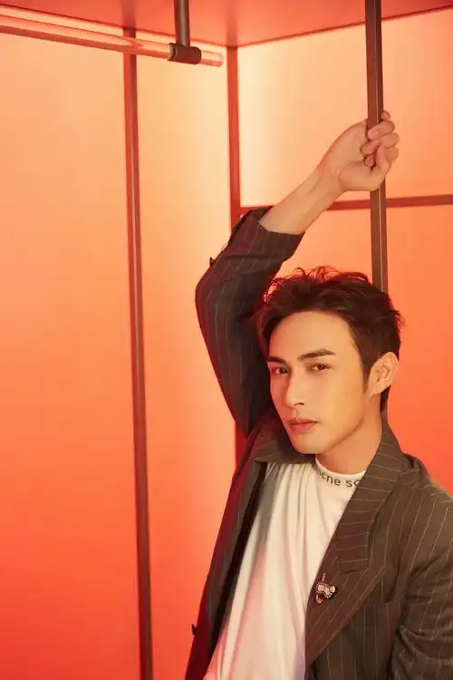 简介:张彬彬vogue服饰与美容活动照图片,分享一组张彬彬图片给大家,图