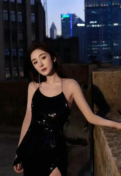 杨幂吊带黑裙造型美艳秀香肩美腿魅惑迷人676767