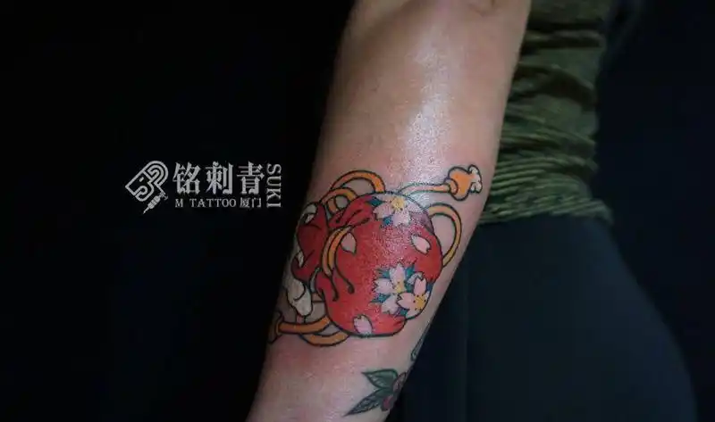 福袋纹身图片_手臂old school纹身图案