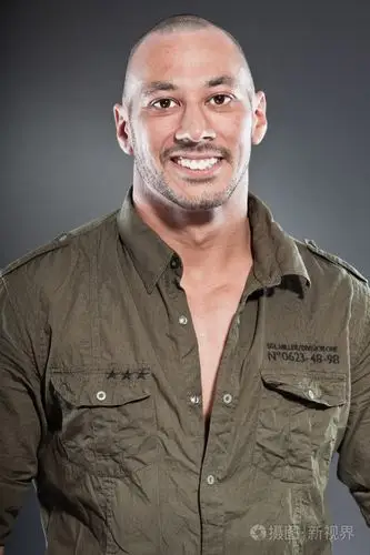 肌肉的硬汉穿军绿色衬衫.好帅.孤立的灰色背景.工作室拍摄.健康.健身