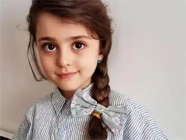 8岁小女孩因长相太美,爸爸为她辞职当保镖,如今竟长成这样!