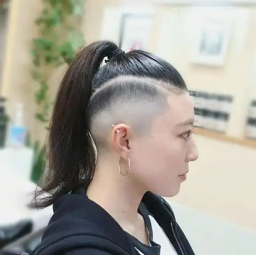 把两侧和后区底部的头发推短,清爽又潇洒,头顶一个高扎马尾,帅酷时尚