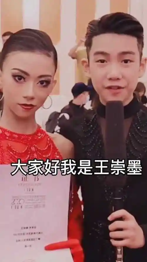 原来这两个宝藏少年台下这么可爱佑佑你可真是风格百变咋王崇墨李茉晗