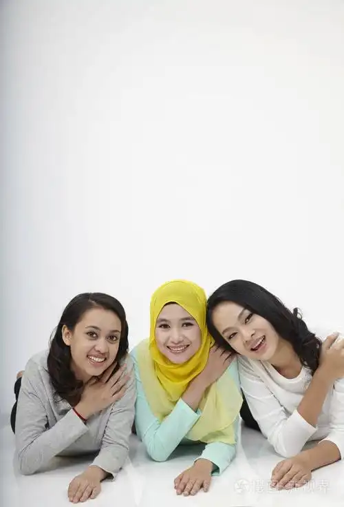 三个多种族的马来西亚人连续安排