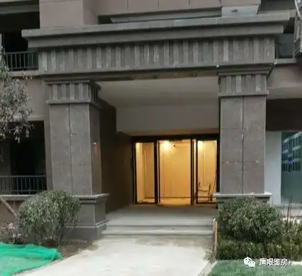 差别大; 2,小区内绿化不达标,大型树木较少,草坪全部为平底式,无坡度