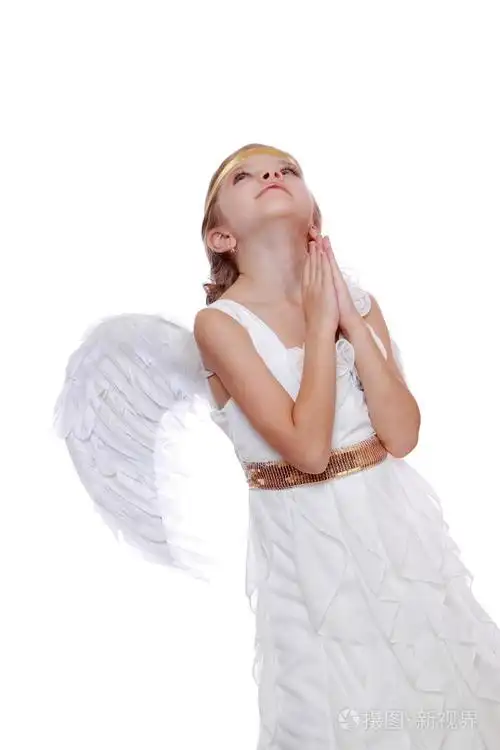 小女孩向上帝祈祷