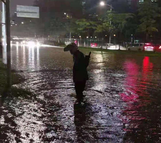 大雨中这个背影刷爆了东莞人的朋友圈