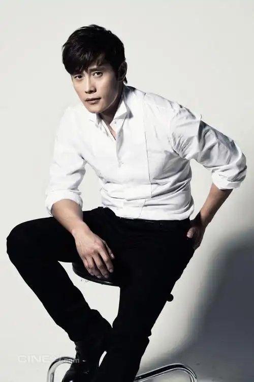 李秉宪登杂志展绅士范 《特种部队2》韩国热映