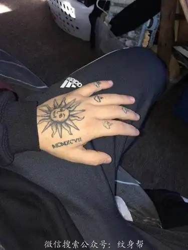太阳图腾纹身 男生手背上太阳图腾纹身图片