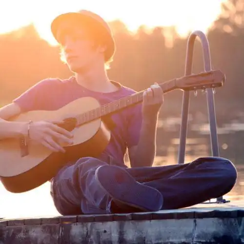 谁帮我找一下关于 吉他意境的 非主流头像?