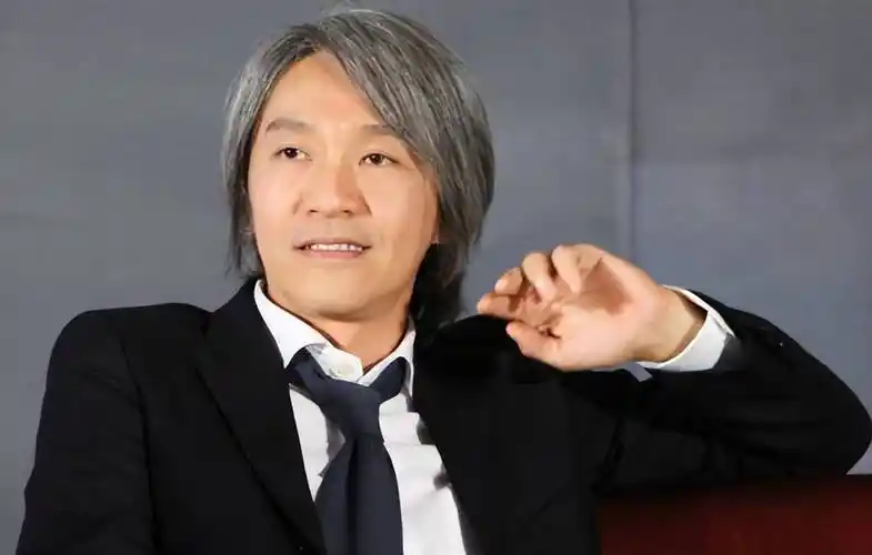 周星驰近照罕见流出,头发乌黑面无皱纹似小伙,被赞颜值回春_网友_照片