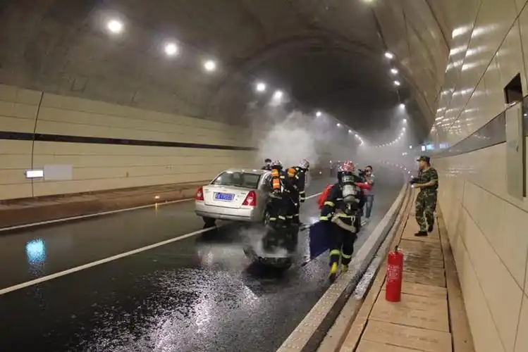 雅康高速周公山隧道交通事故应急演练举行
