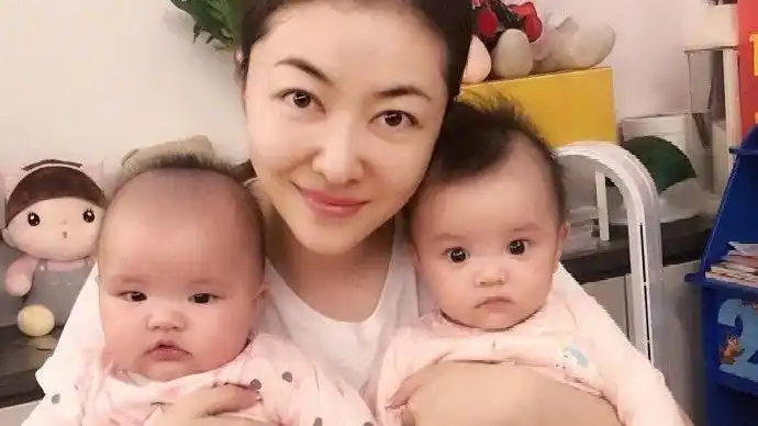 熊黛林双胞胎女儿颜值差异引发不同反应,你还说长得好看没用吗?