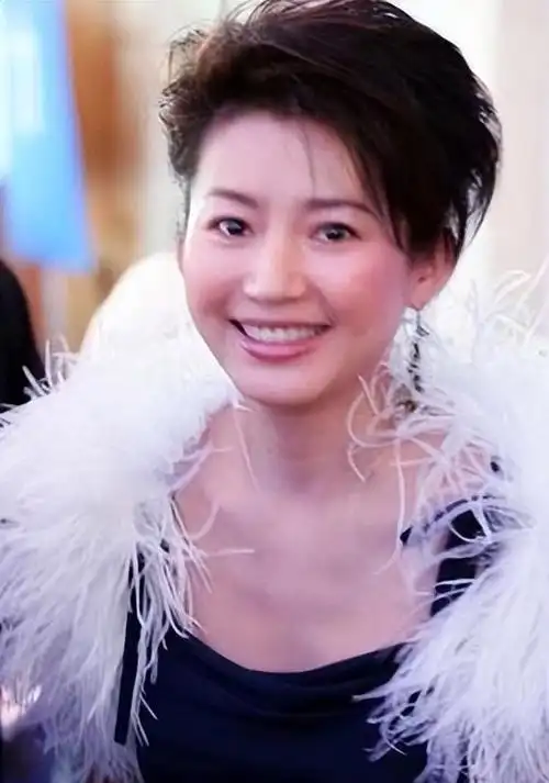 回顾王小丫央视主持人两任丈夫一个是房产大亨一个是副国级