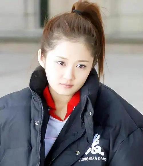 "同脸不同命",张娜拉与赵丽颖撞脸,大众称:"孪生姐妹"