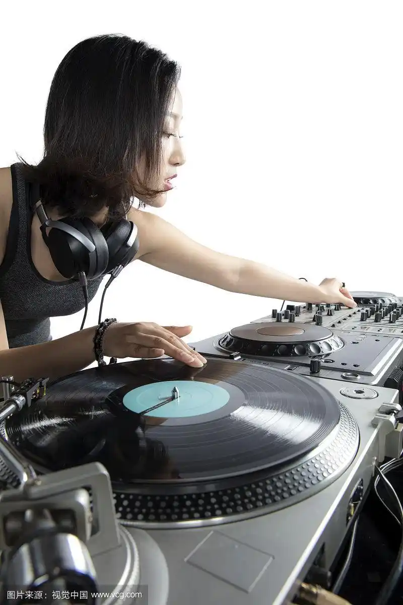 打碟的年轻女dj