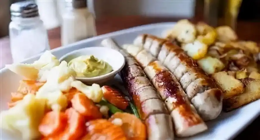 有家庭主妇的家庭,家中的午餐也是熟肉配上一些煮过的蔬菜,或者牛肉配