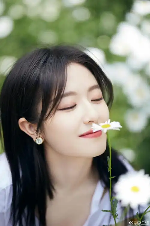 李兰迪竹林随拍##李兰迪闻花随拍