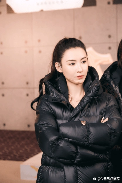 当晚张柏芝身穿藕粉色衬衫,搭配高马尾,气质温柔优雅又不乏干练知性.