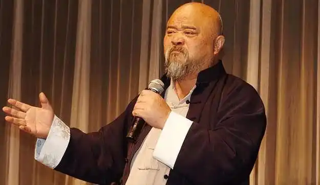 演员李琦不顾医生劝阻每天2包烟顿顿8两白酒如今变成这样