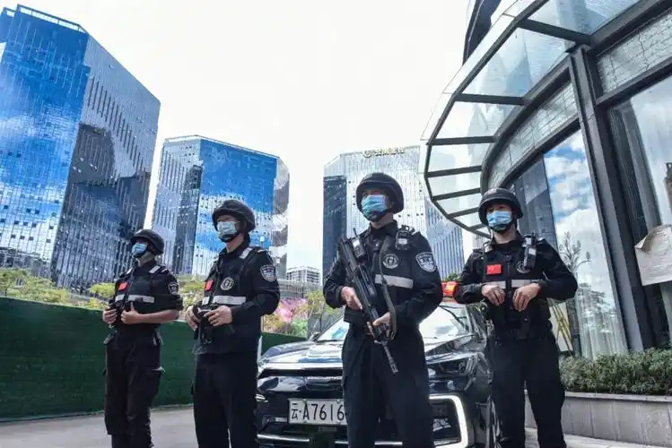 国庆我在岗云南昆明特警全警出动织密春城巡逻防控平安网组图