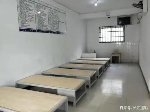河南淮滨县拘留所监室床具全部焕然一新(图)