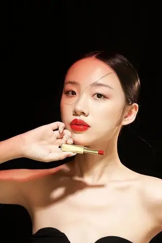 雅诗兰黛 x 阿沁