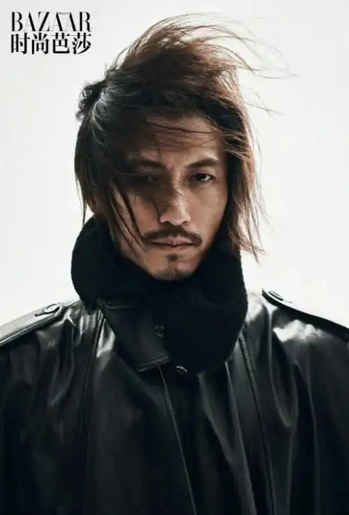 谢霆锋登时尚芭莎十二月刊封面,展现"怒火归来"的锋味魅力十足