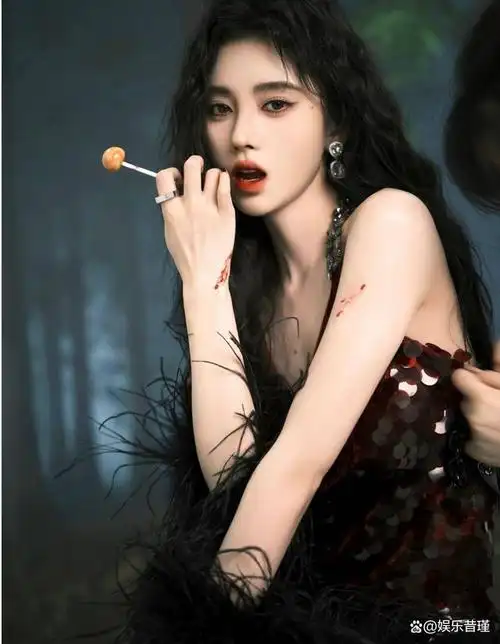 作为中国女团snh48的成员,鞠婧祎不仅拥有迷人的外貌