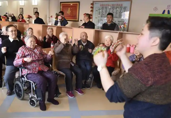 2月15日,西城区金融街养老照料中心员工与老人共同做健身操.