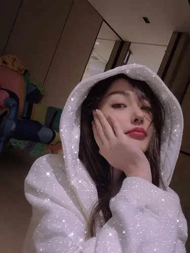 喜天影视 12-16 11:02 订阅 近日,人气演员张天爱连日分享自拍美照,随