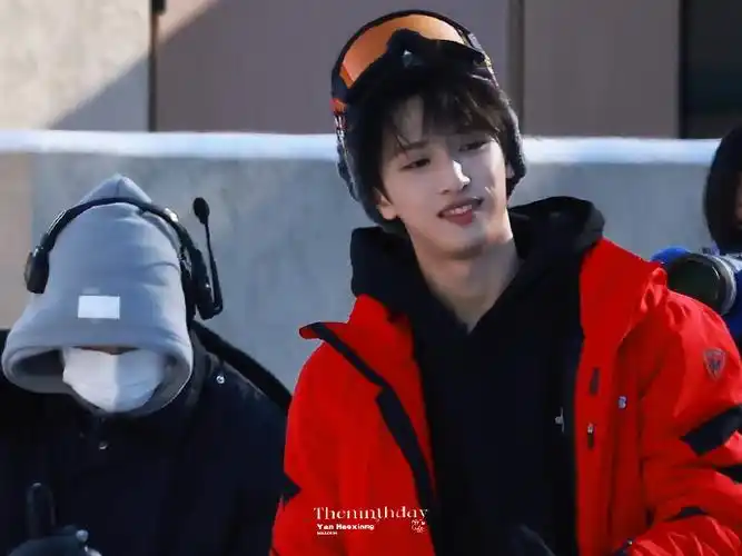 严浩翔 音符奏响人生信条##严浩翔护目镜雪地造型