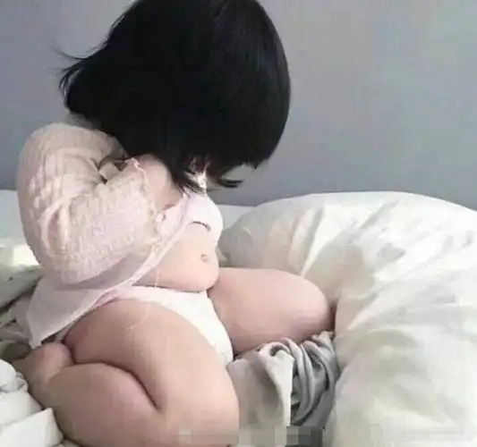 求一个小女孩坐在沙发上,肚子胖胖的表情包