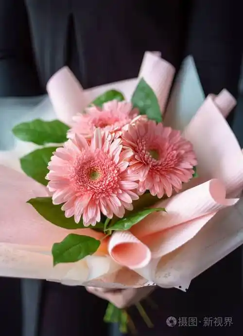 女人手里的漂亮花束