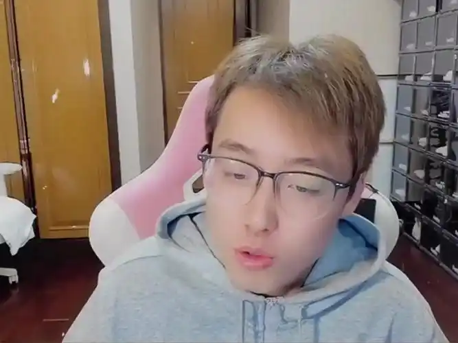 陈泽直播英雄联盟能睡着了