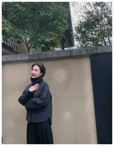 张大奕偷删和蒋凡恩爱照后,董花花换新发型,摘婚戒努力拼事业__财经