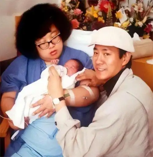 容忍丈夫找小三,遭背叛还是为郑少秋生下孩子,沈殿霞爱的太卑微