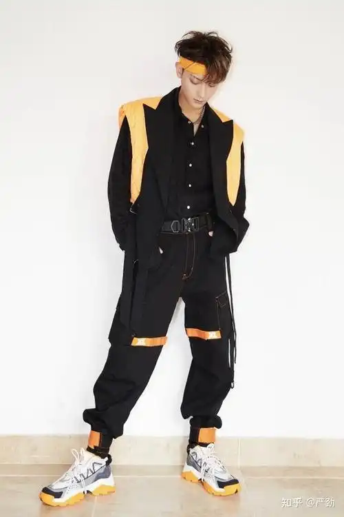 黄子韬穿牛仔服时尚又有型简单配色中蕴含大学问高街味十足