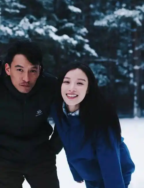 张震倪妮笑容灿烂,同框自拍曝光,互动自然,氛围感好绝_机场_状态_照片