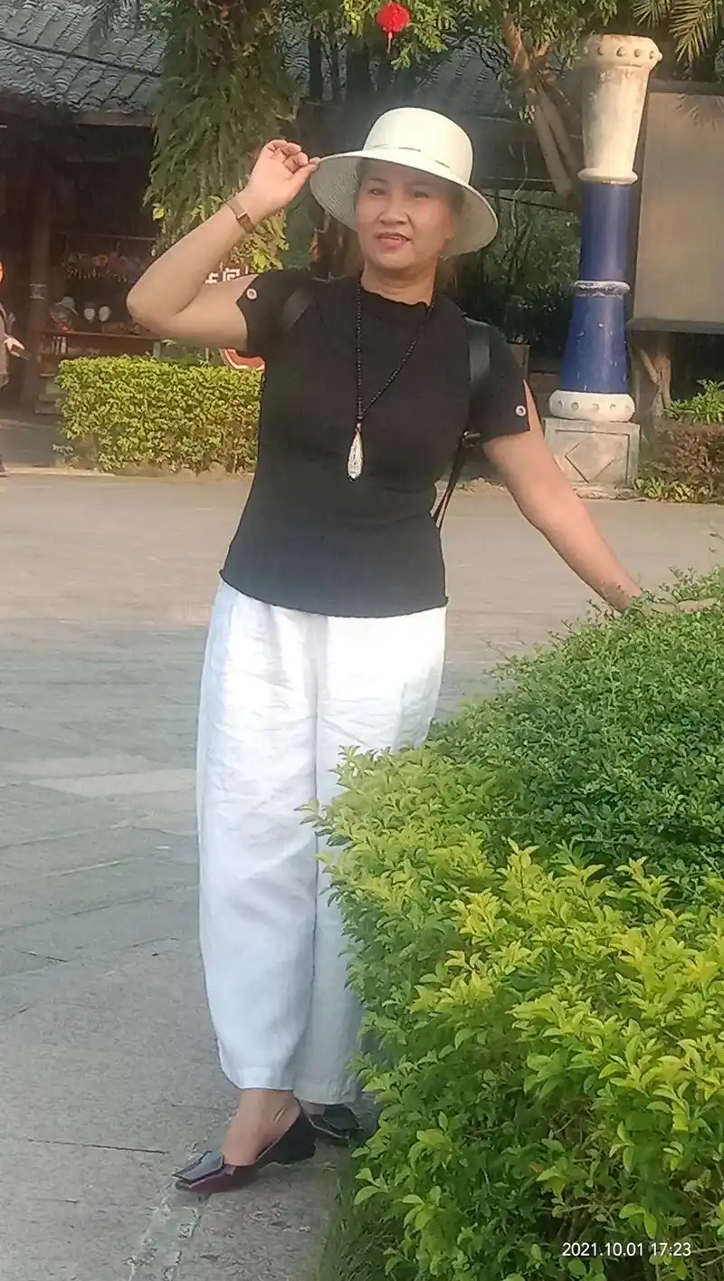 表妹70后,身高170体重130鞋子40码!喜欢拍抖音,不懂 - 抖音